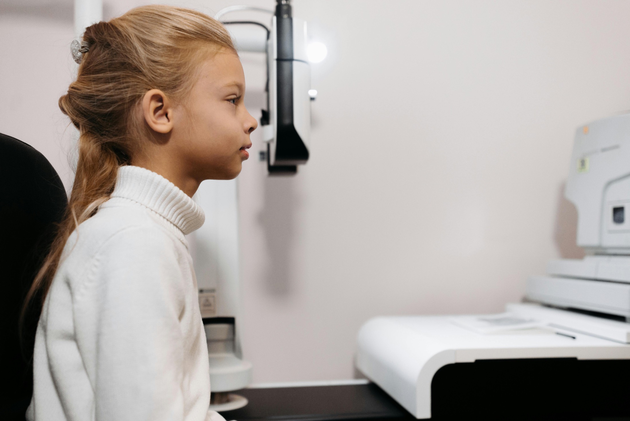 Child during an orthoptic examination at DUOS